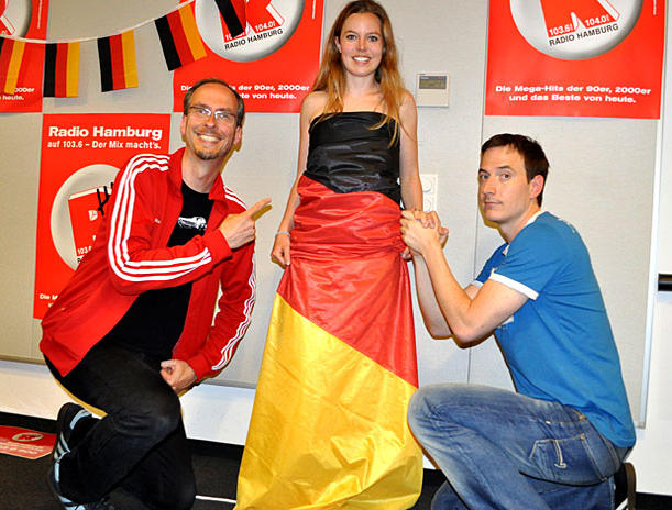 Sarah in einer Deutschlandfahne gehuellt bei der WM 2010